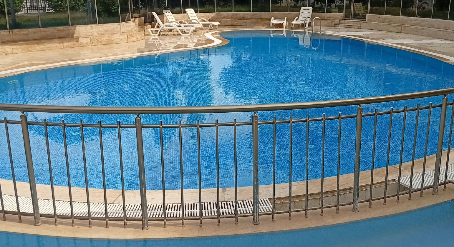 Korkuluklu, bakımlı site havuzu